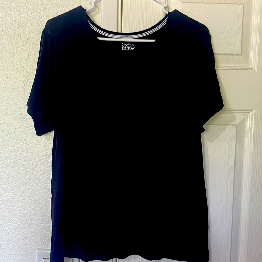 Women’s all black tee shirt